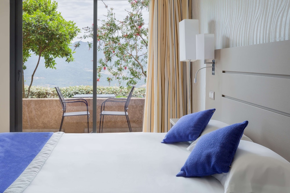 Comfort Room, 1 Queen Bed, Non Smoking, Hill View photo 2