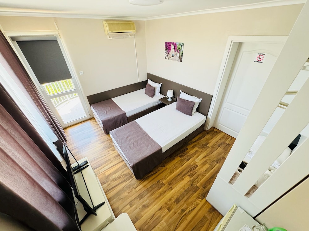 Economy Double Room, 2 Twin Beds photo 3