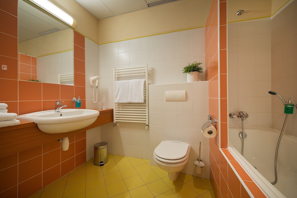Comfort Triple Room, City View - Photo 7