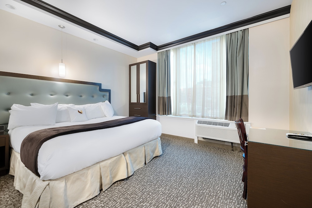 King Bed Corner Room - Photo 3