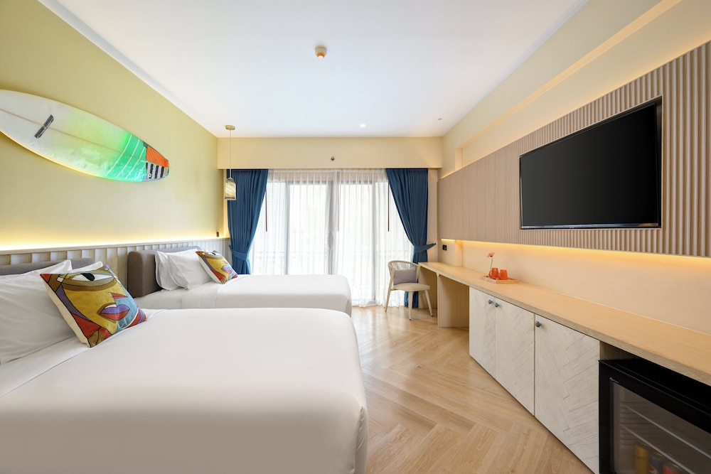 Deluxe Room, Balcony thumbnail 6