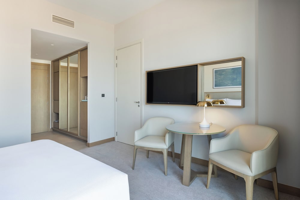 Deluxe Room, 1 King Bed, Balcony - Photo 4