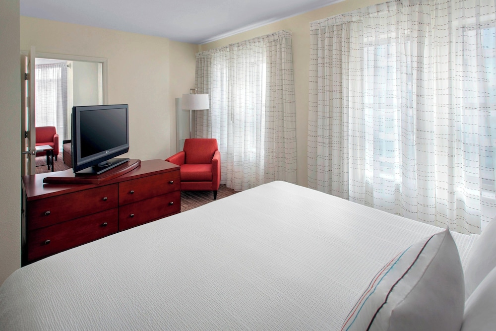 Suite, 2 Bedrooms - Photo 2