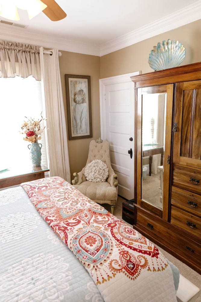 Comfort Single Room, 1 Queen Bed, Ensuite (Georgie Wilson Room) photo 3