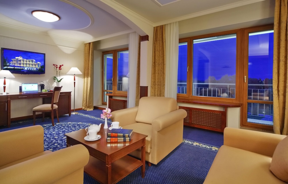 Suite, Lake View
