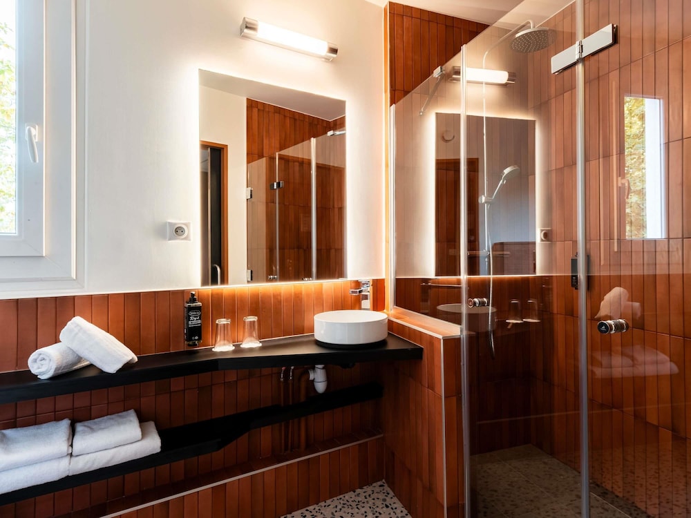Superior Room, 1 Double Bed, Mobility Accessible - Photo 7