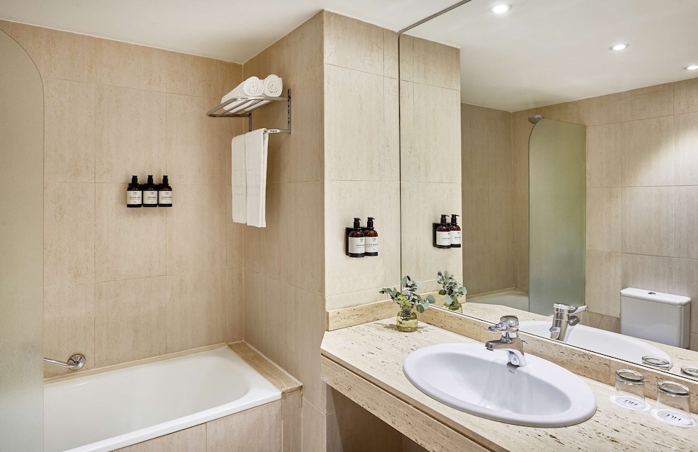 Standard Room (Extra Bed 3 Adults) - Photo 4