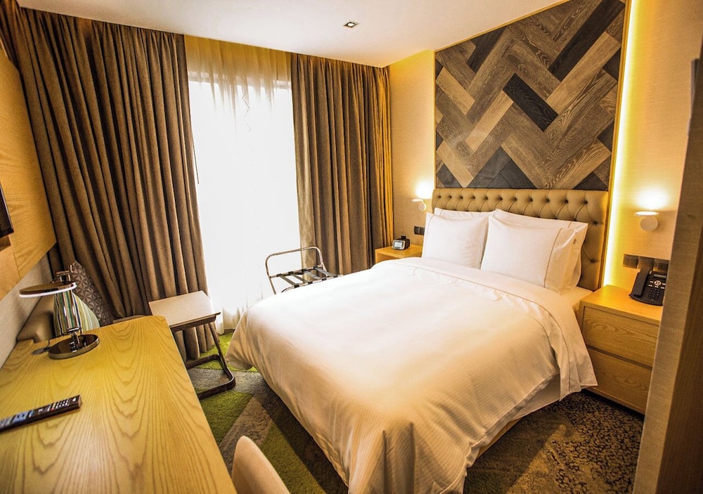 Deluxe Single Room, 1 Queen Bed, Refrigerator & Microwave, City View photo 1