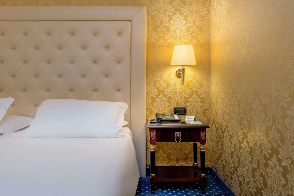 Suite, 1 King Bed, Non Smoking (Larger Room) - Photo 3