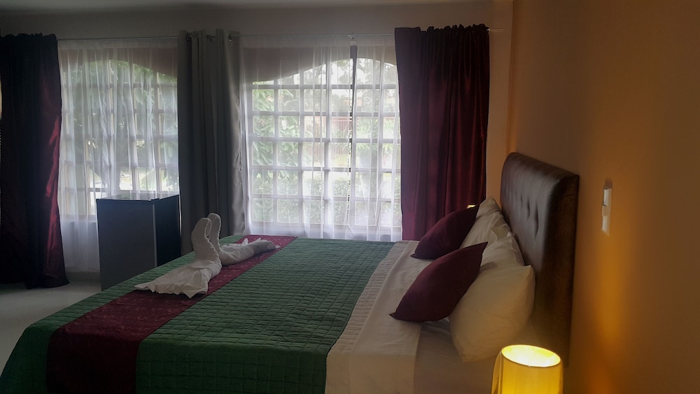 Comfort Room, 1 King Bed, Private Bathroom photo 2