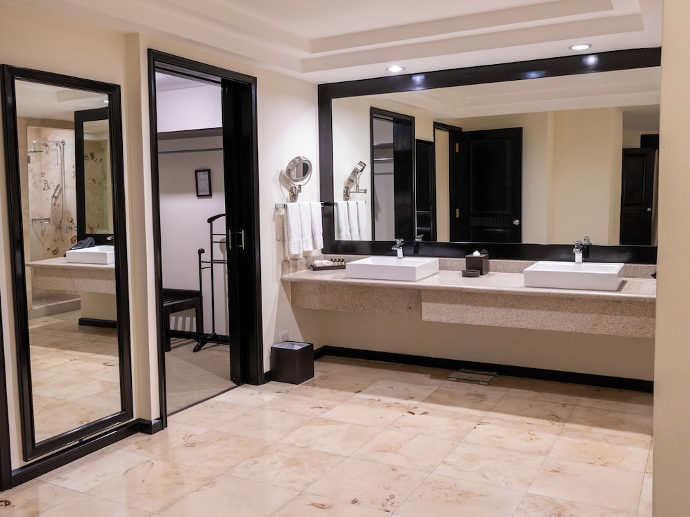 Signature Suite - Photo 6