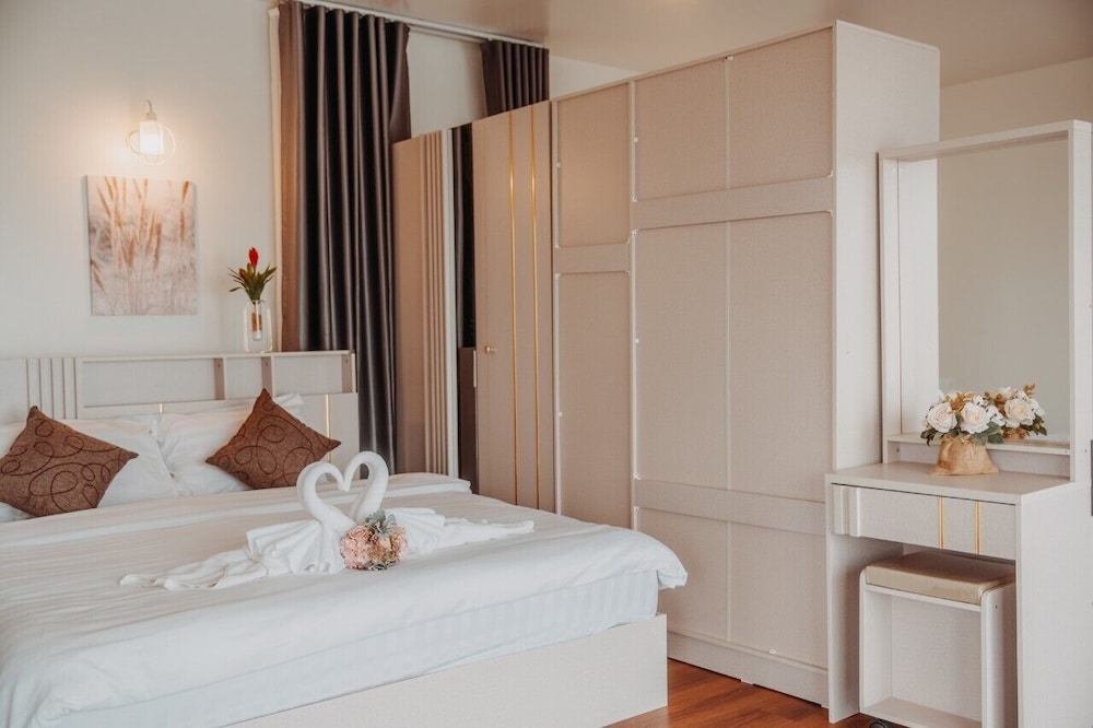 Grand Room, 2 Bedrooms, Bathtub, Mountain View photo 3