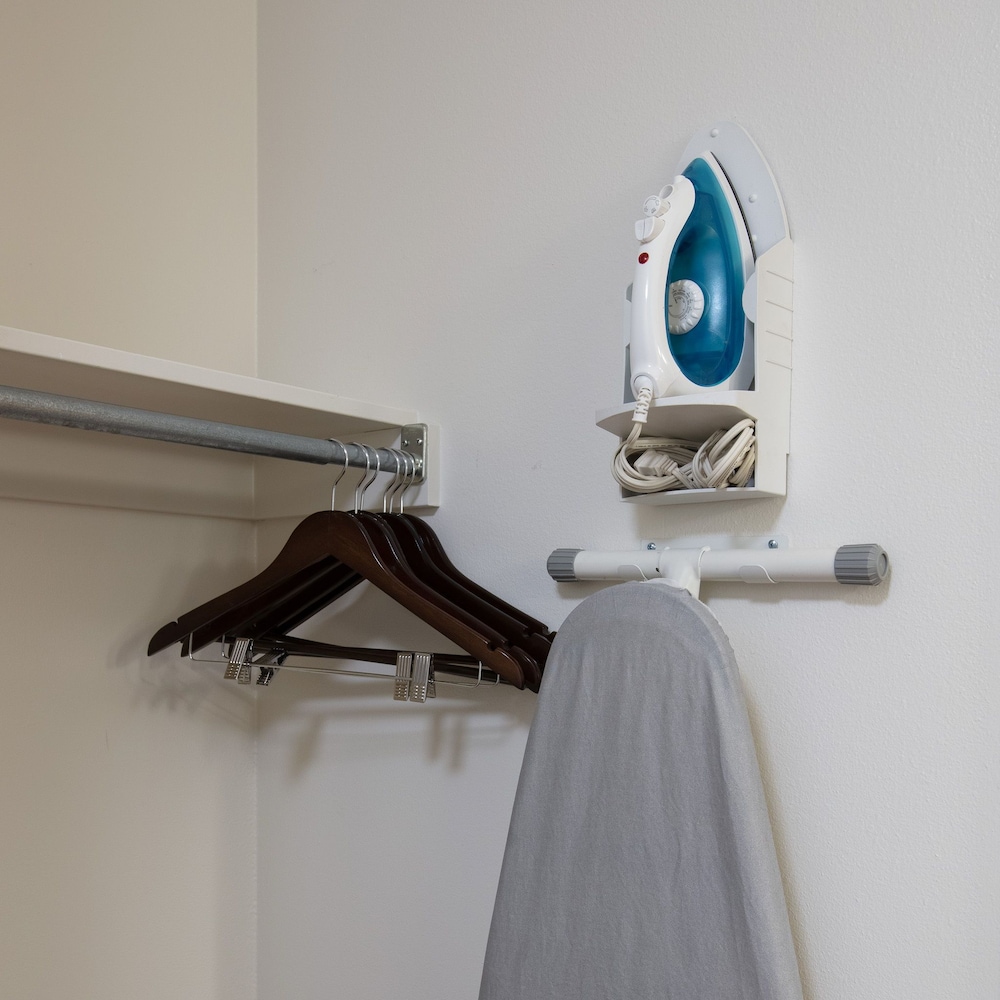 Deluxe Suite, 1 King Bed, Refrigerator & Microwave (Non Pet Friendly) - Photo 4