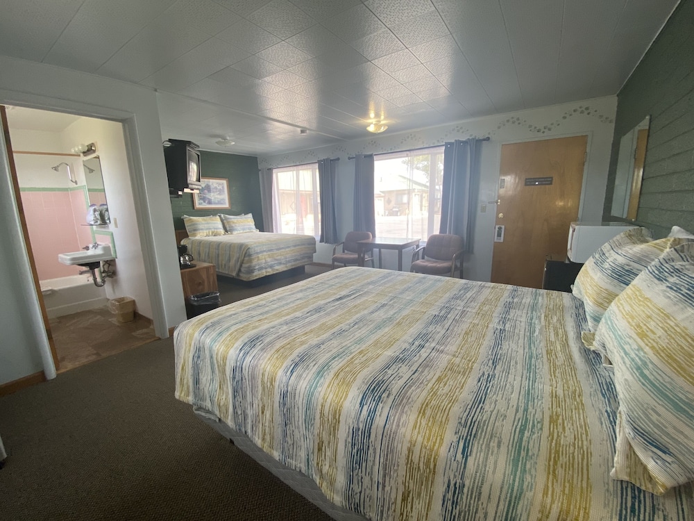 Standard Room, 2 Queen Beds photo 1