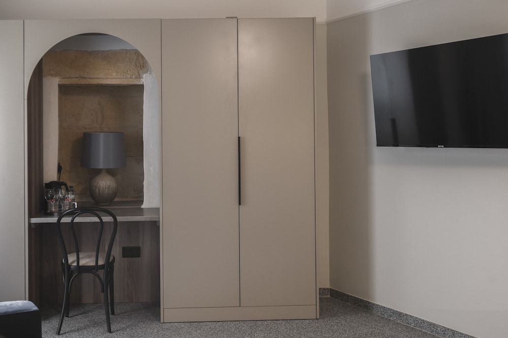Superior Triple Room, 1 Bedroom, Balcony, Courtyard View photo 3