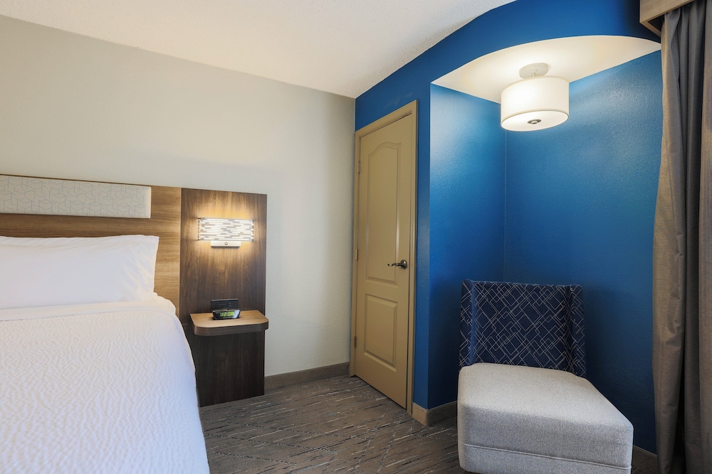 Room, 1 King Bed, Non Smoking (Leisure) - Photo 6