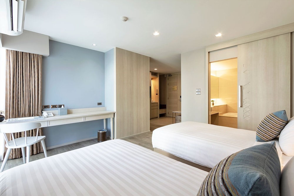 Deluxe Room, 2 Twin Beds, Pool View - Photo 3