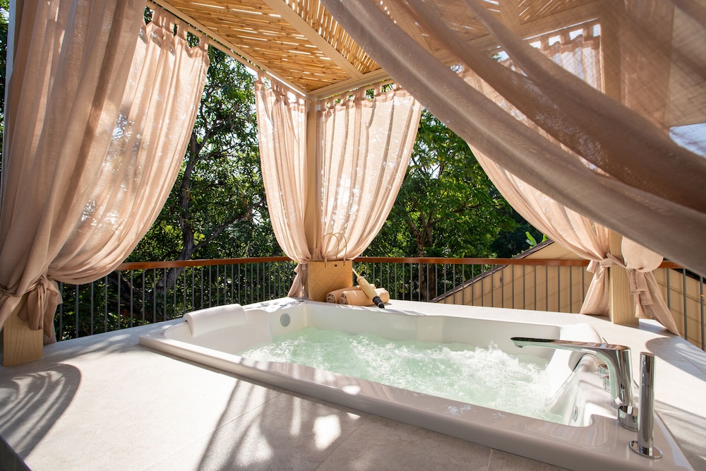 ALANNA JACUZZI PENTHOUSE - Photo 1