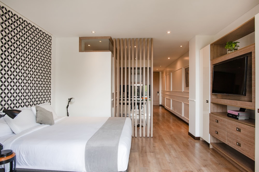 Premium Loft, 1 King Bed, Balcony, Courtyard View photo 2