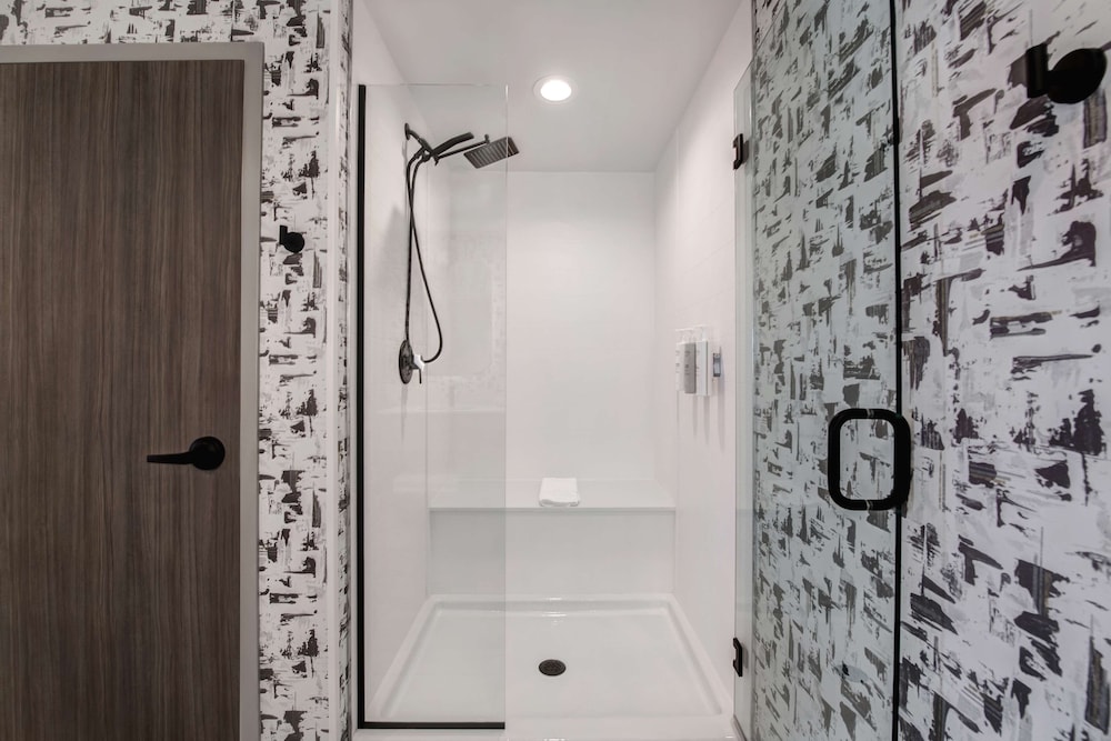 Deluxe Suite, 1 King Bed, Accessible (Hearing) - Photo 12