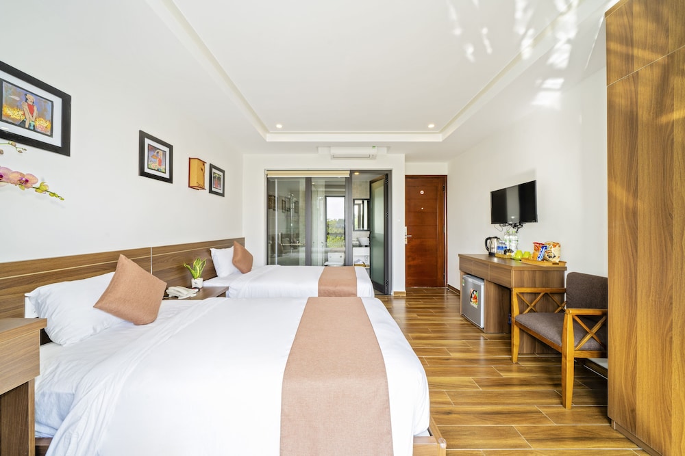 Deluxe Room, Balcony, City View - Photo 3