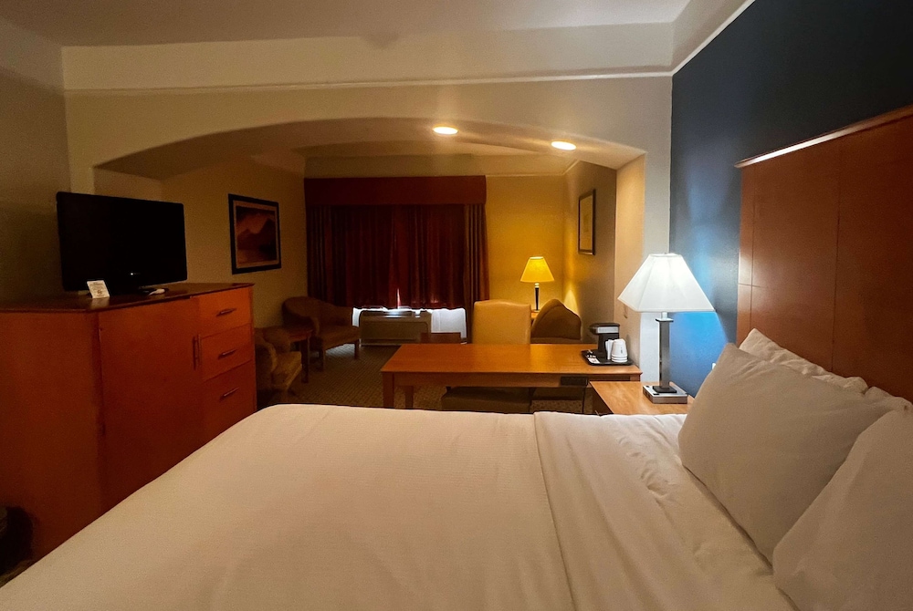 Suite, 1 King Bed, Accessible, Non Smoking (Tub with Grab Bars) - Photo 4