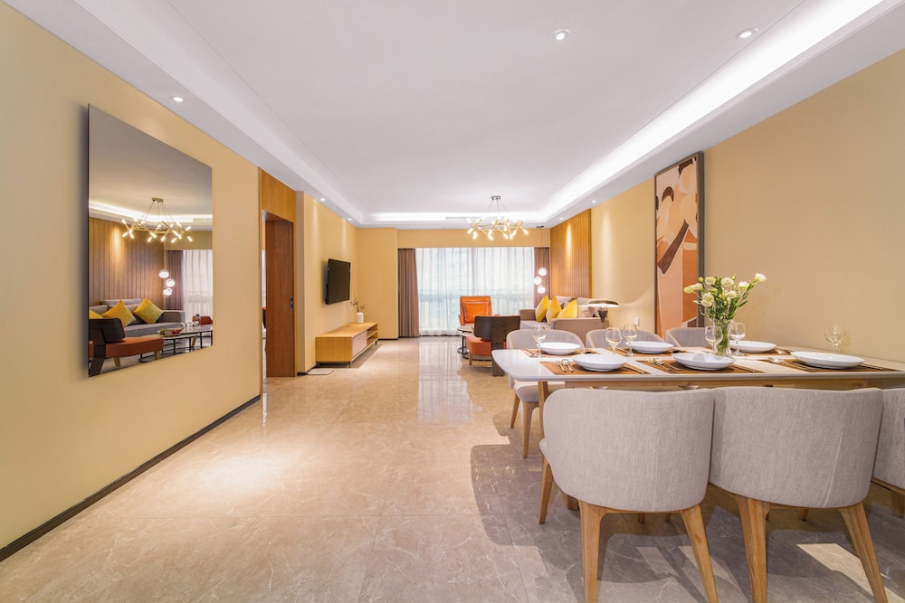 Luxurious two-bedroom apartment(Kitchen, Fridge)
