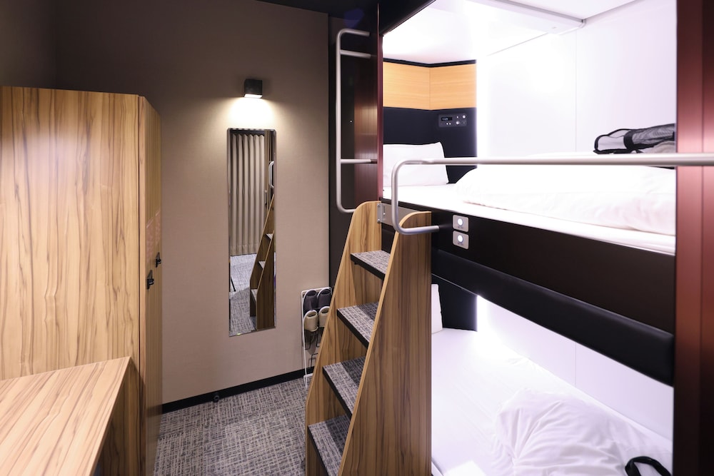 Men's Twin cabin