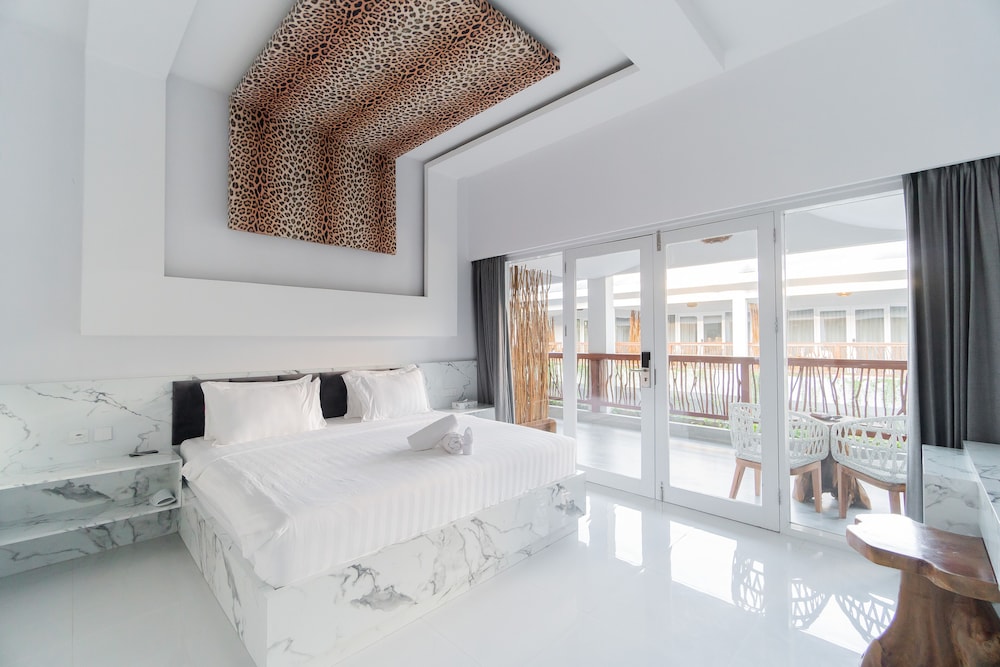 Deluxe King Balcony Room