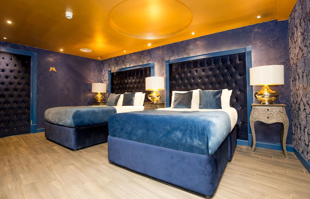 Luxury Penthouse, Multiple Beds, Hot Tub, River View