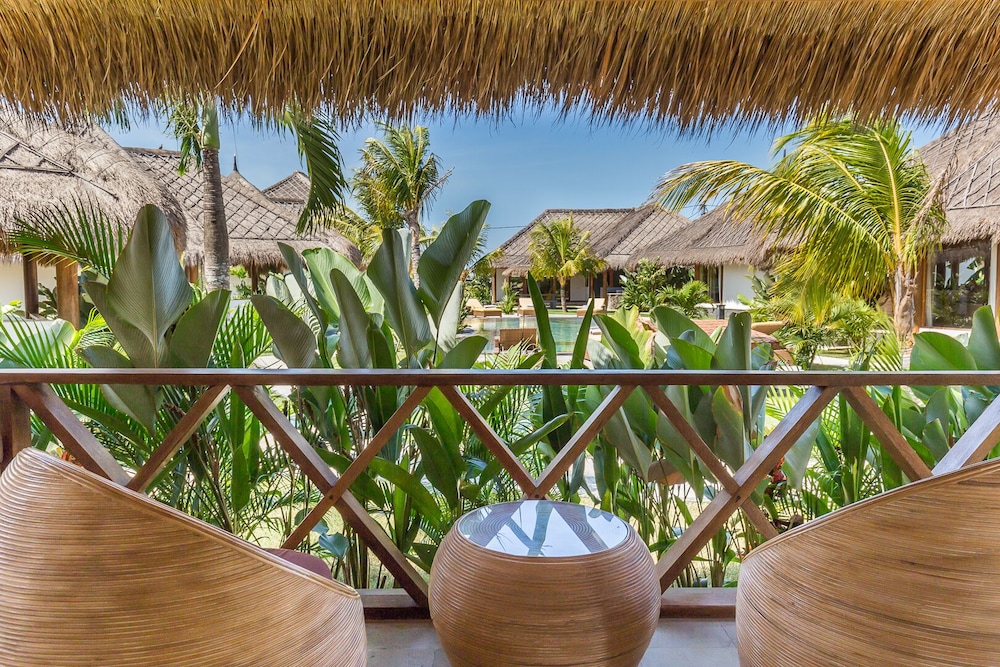 Exclusive Room, 1 King Bed, Pool View photo 3