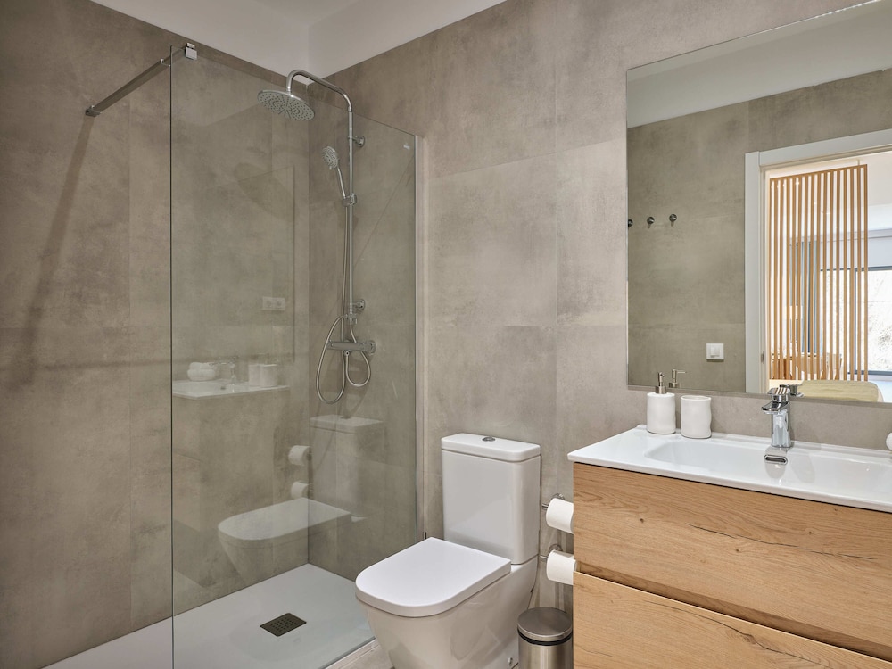 Deluxe Suite - Photo 13