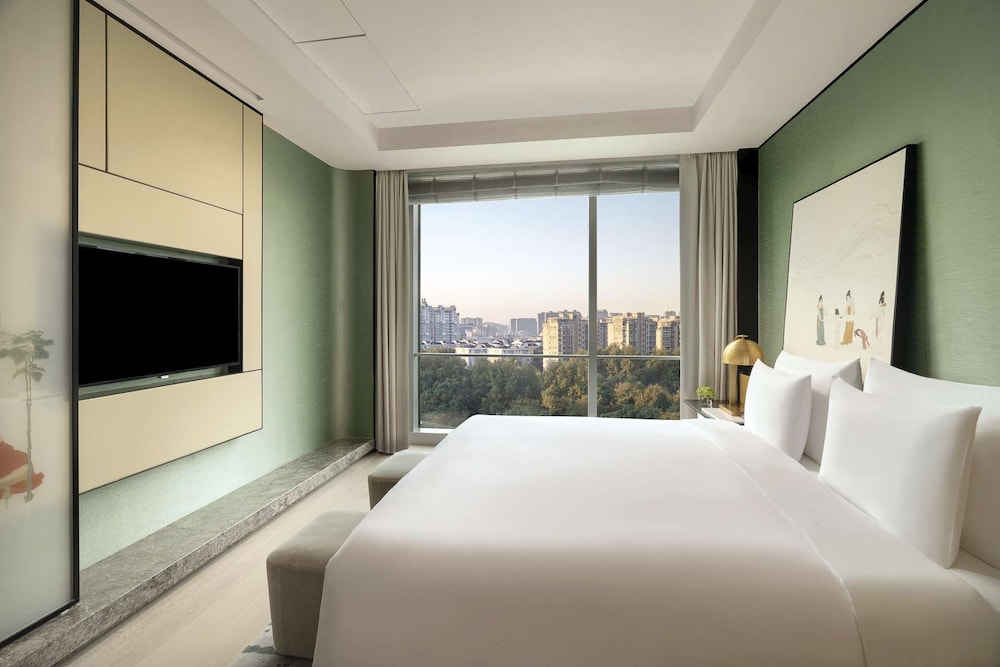 Standard Room, 1 King Bed, City View (Deluxe King Room) photo 3