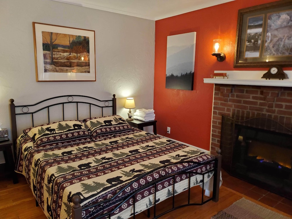 Cozy Cabin (Queen room with Shared bathrooms) photo 1