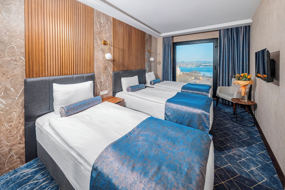 Standard Triple Room, Partial Sea View photo 3