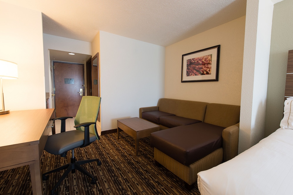 Suite, 1 King Bed, Accessible (Comm) - Photo 2