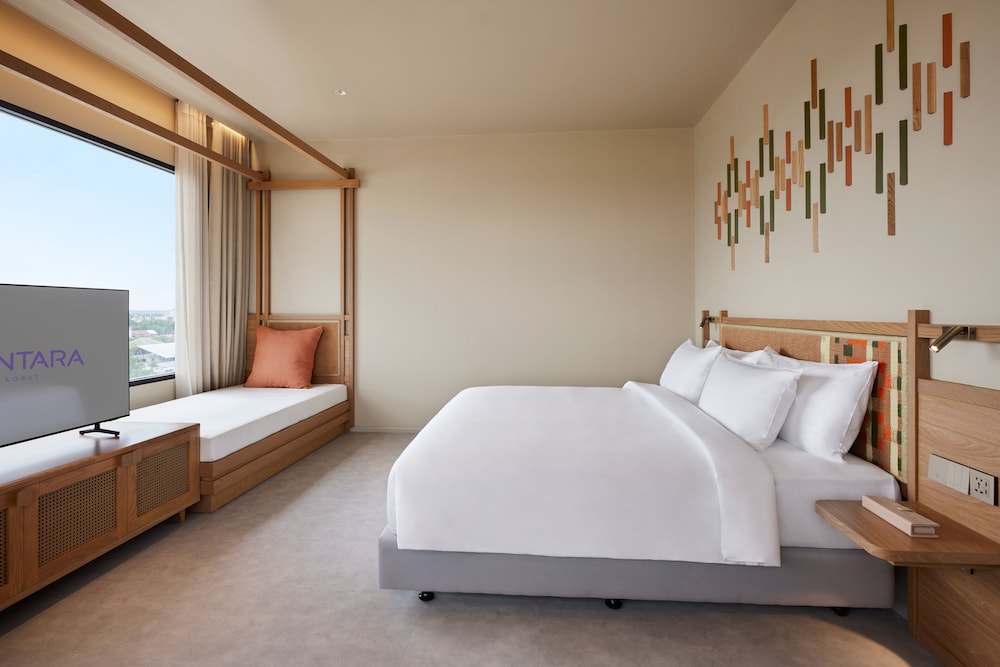 Deluxe Room, 1 King Bed (Premium) - Photo 3