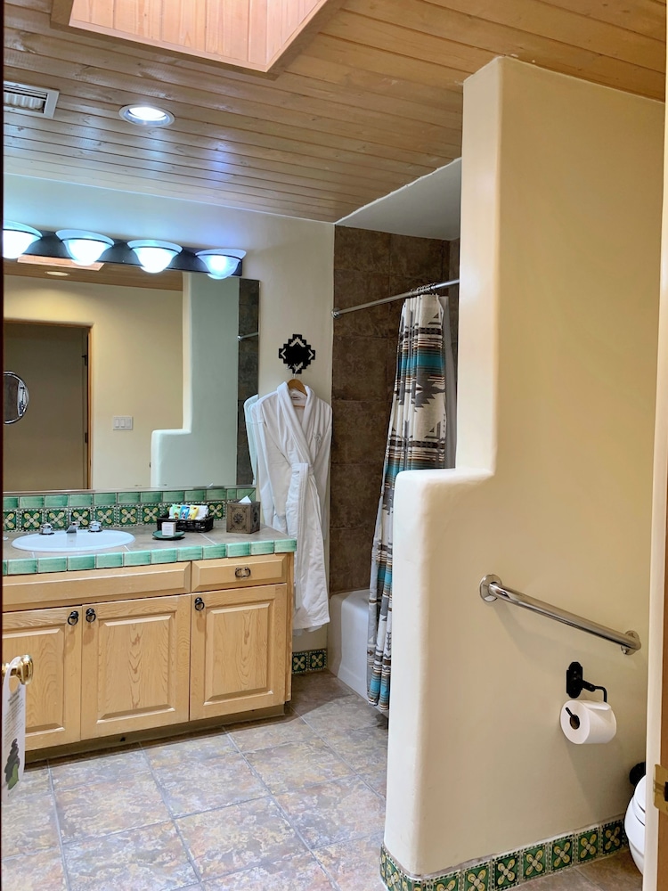 Suite, 1 Bedroom - Photo 6