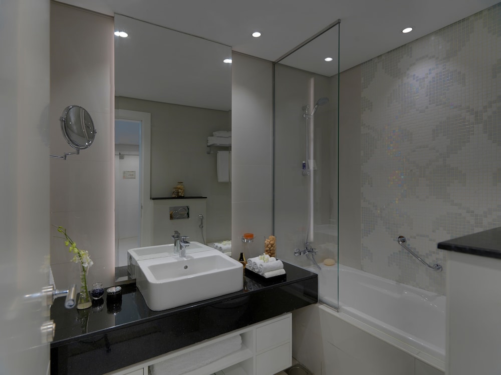Deluxe Room (Downtown view) thumbnail 6