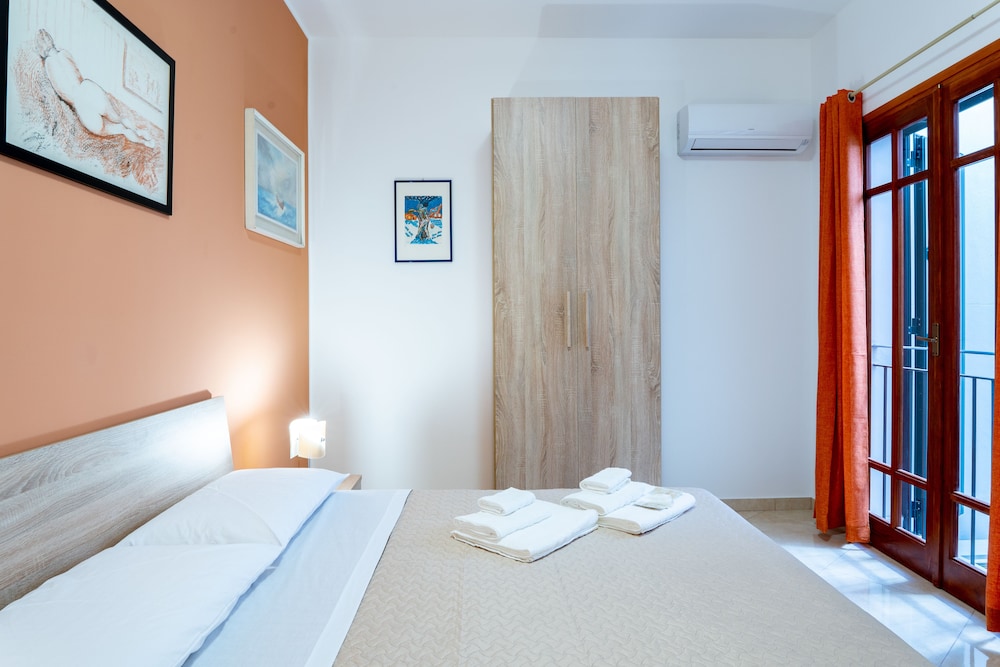 Deluxe Triple Room, Jetted Tub photo 2