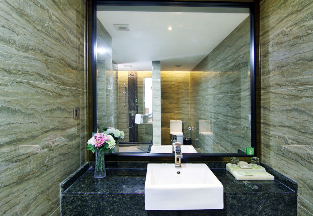 Premier Sunshine Suite photo 3
