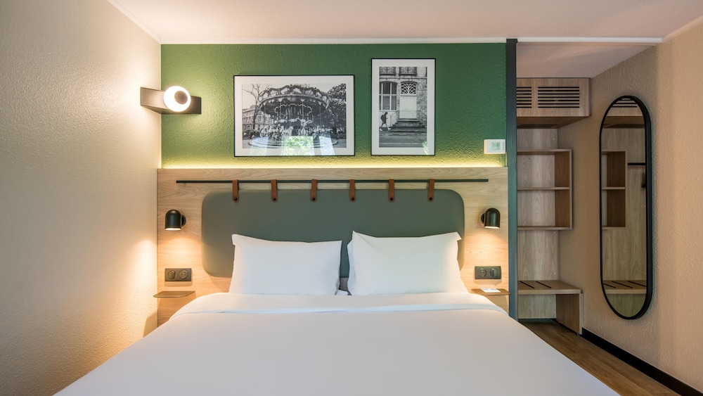 Standard Plus Room - 1 Queen Bed photo 3
