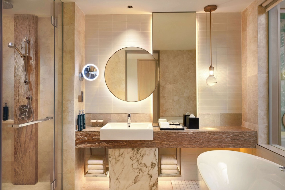 King Premium Suite with Lounge Access - Photo 2