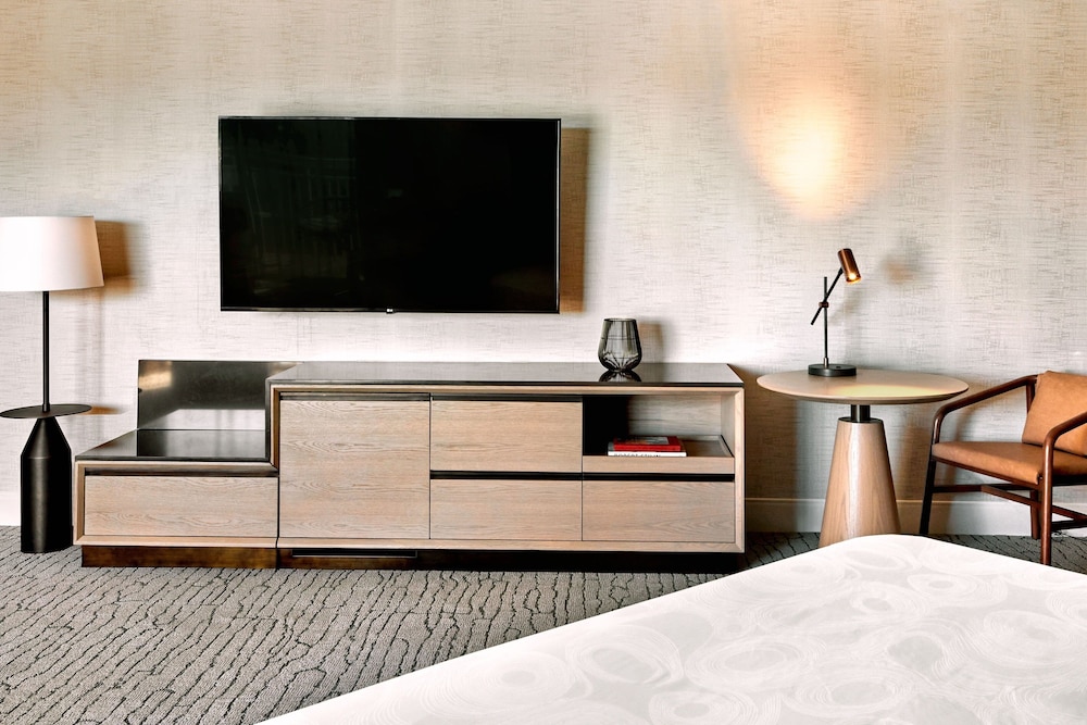 Suite, 1 King Bed with Sofa bed, Balcony - Photo 3