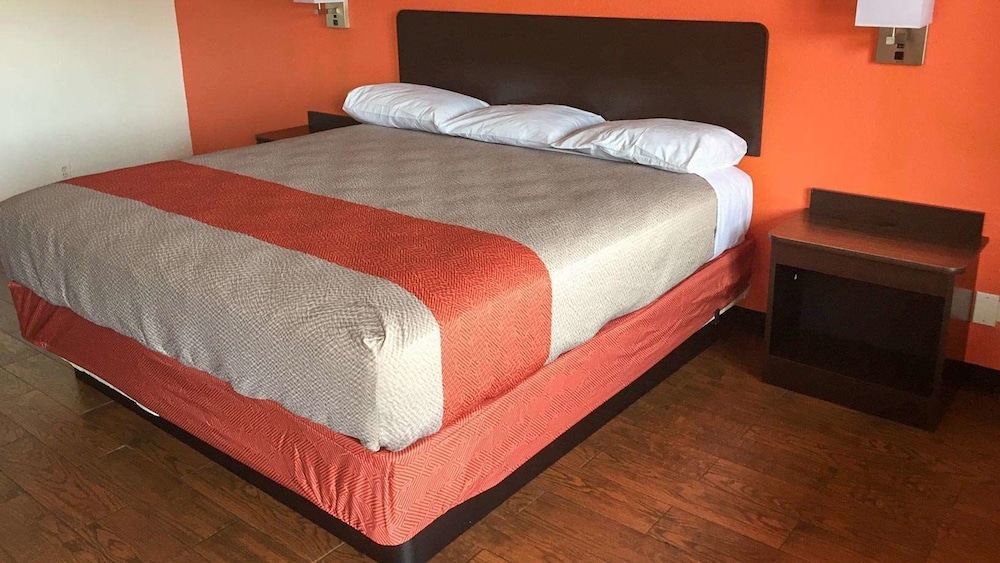 Deluxe Room, 1 King Bed, Accessible, Smoking - Photo 1