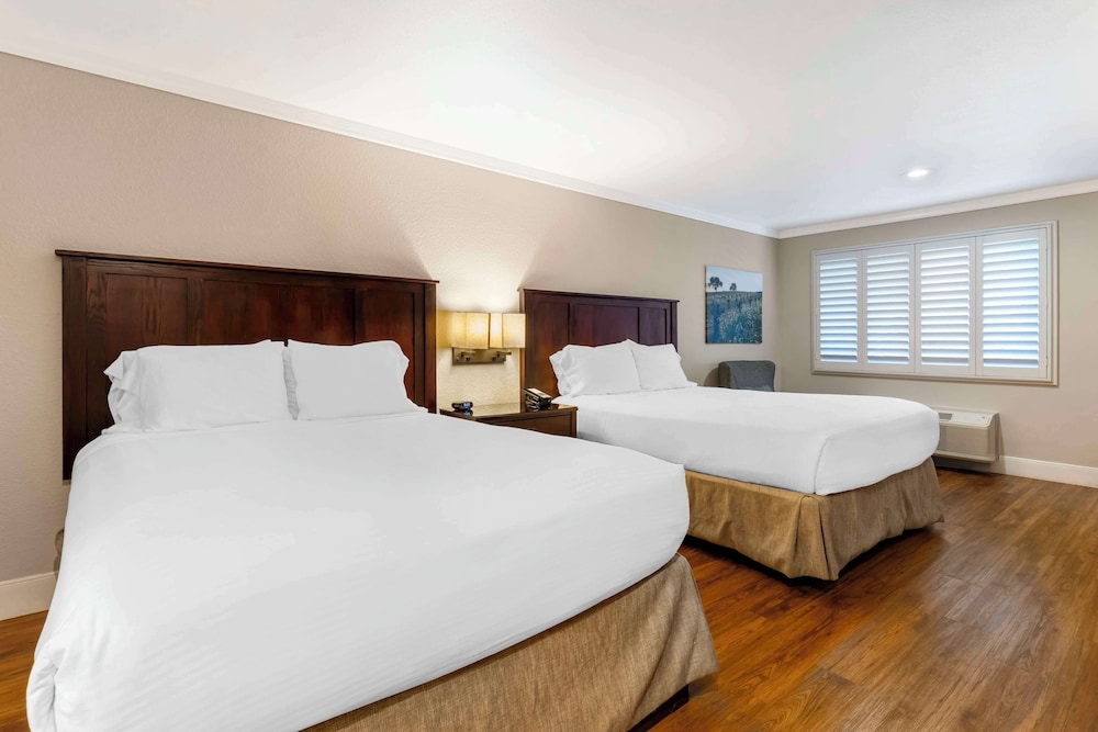 Standard Room, 2 Queen Beds, Non Smoking, Refrigerator photo 3
