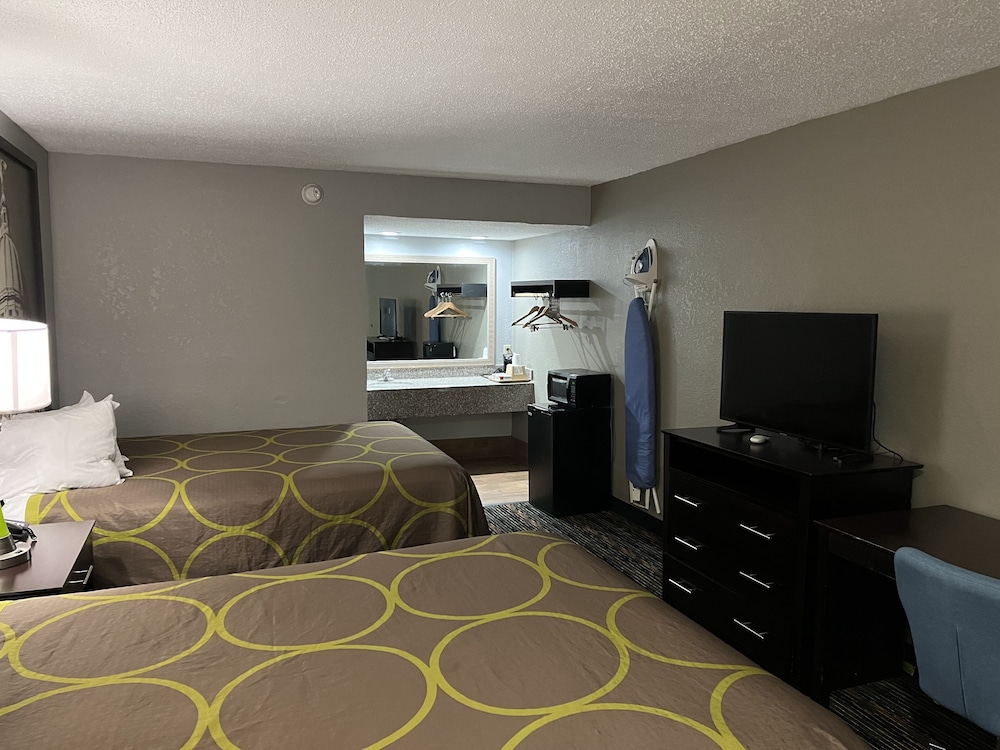 Room, 2 Queen Beds, Smoking (Pet-Friendly) - Photo 5
