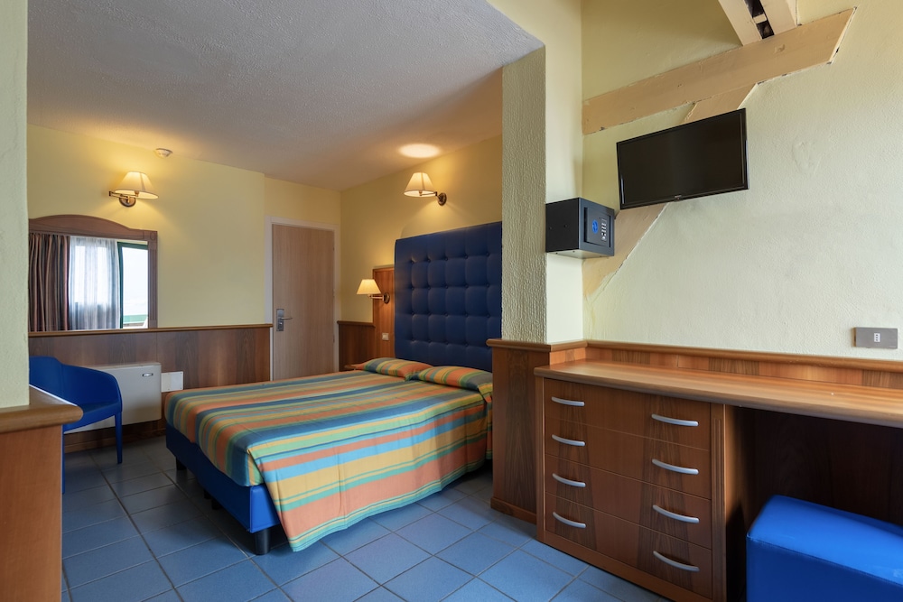 Standard Quadruple Room - Photo 4