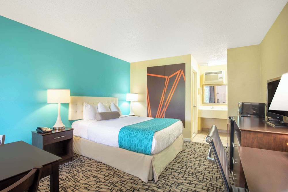 Standard Room, 1 Queen Bed, Non Smoking photo 2
