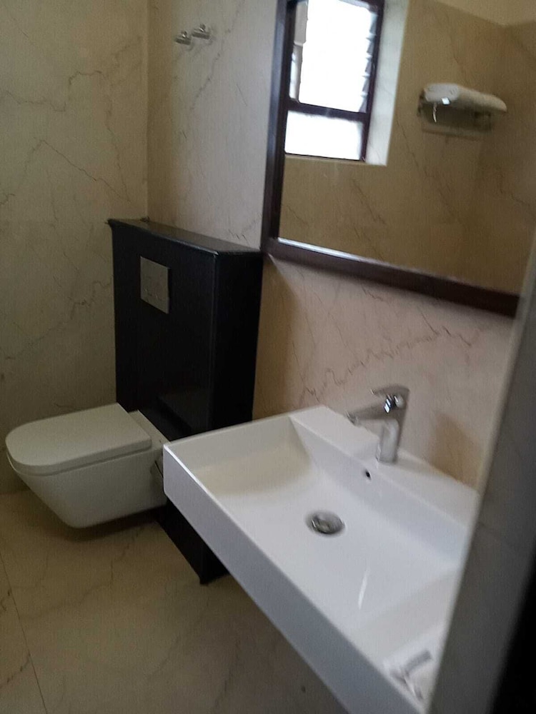 Executive Room, 1 King Bed, Non Smoking, Private Bathroom photo 3